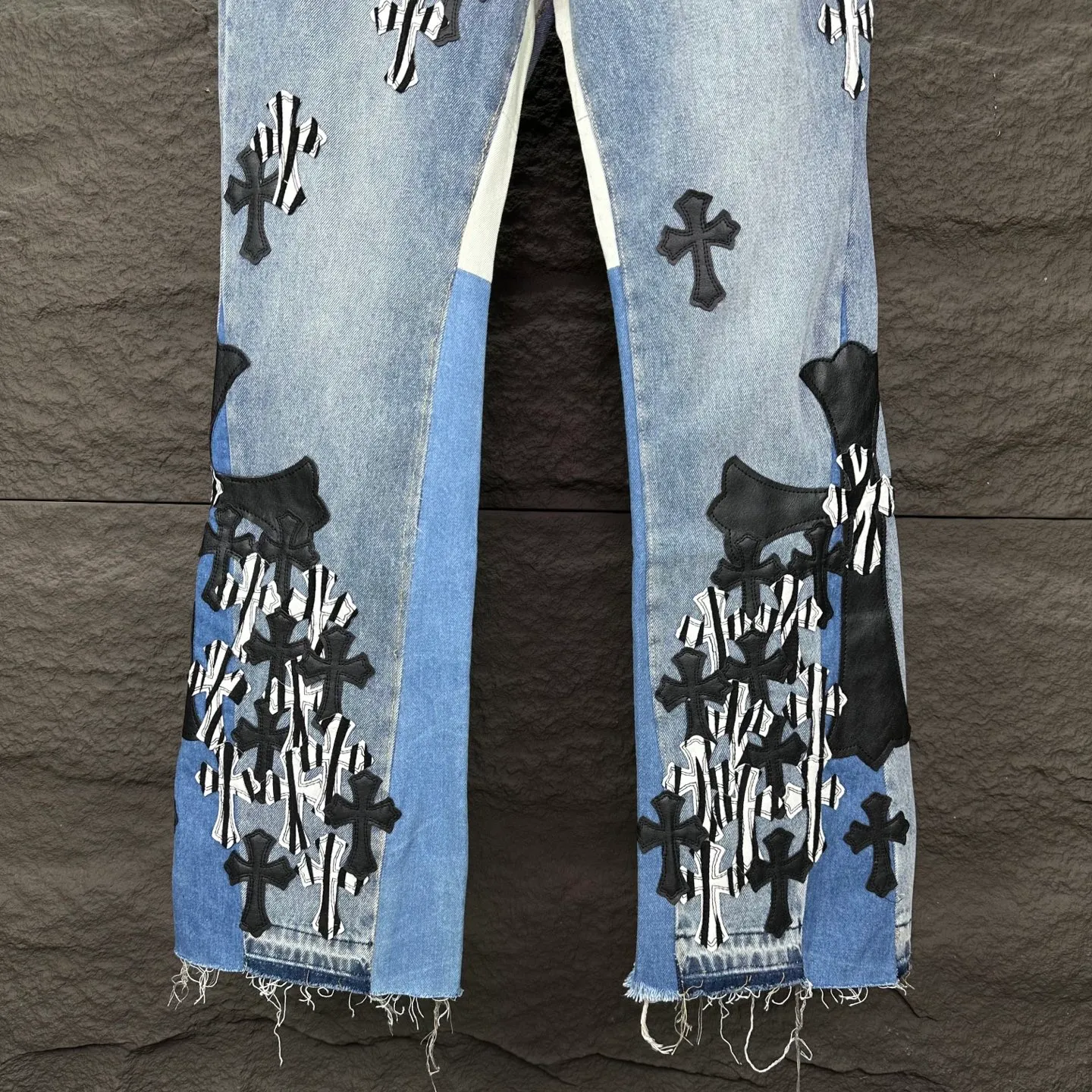P290 GALLERY DEPT. & Croixin co-branded 2025 new limited-edition zebra print black large cross leather couple's bootcut jeans 🔥High version🔥High version🔥 Top ceiling quality Styles with different washed textures are very friendly to people with thin legs and thick legs. The bootcut version is very flattering. Moderate length that never goes out of style, easy to match with casually, basic styling for various styles, a must-have in the wardrobe! The fabric is stiff but also makes the upper body soft without losing texture. The washing process is even more perfect. It is a must-have item for everyone! ! ! Washed wheat, hang tag, pants label, three complete labels, color: blue, size: 28, 30, 32, 34, 36 (five sizes)